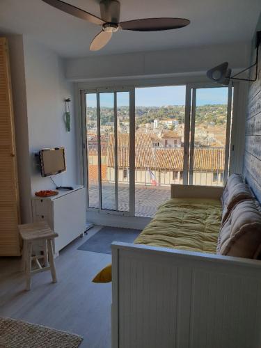 une chambre avec un lit et une vue sur un balcon dans l'établissement Entre terre et mer Plein centre Terrasse, à Cassis