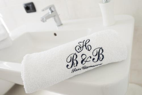 uma toalha que diz para ir melhor no lavatório da casa de banho em Hotel San Giovanni em San Giovanni in Persiceto