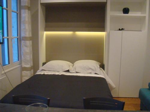 - un lit avec 2 oreillers dans l'établissement le castor, à Deauville