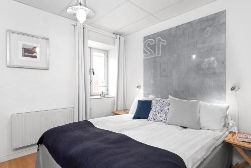 um quarto com uma cama grande num quarto em Hotell Stenugnen em Visby