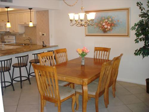 Una cocina o zona de cocina en Siesta Breakers #603, Gulfside in Siesta Key, FL