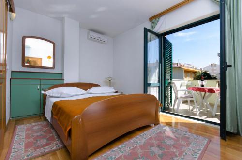 巴什卡沃達的住宿－House Topic，一间卧室设有一张床和一个阳台