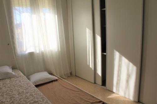 APPART CHALEUREUX, 3min Avignon, GARAGE & CLIMにあるベッド