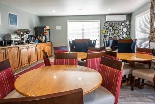 Η κουζίνα ή μικρή κουζίνα στο Richland Inn of Columbia
