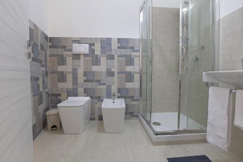 uma casa de banho com um chuveiro, um WC e um lavatório. em Colle Greco em Agrigento