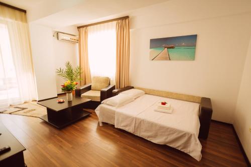 une chambre d'hôtel avec un lit et une table dans l'établissement Seascape - Summerland Apartment, à Mamaia