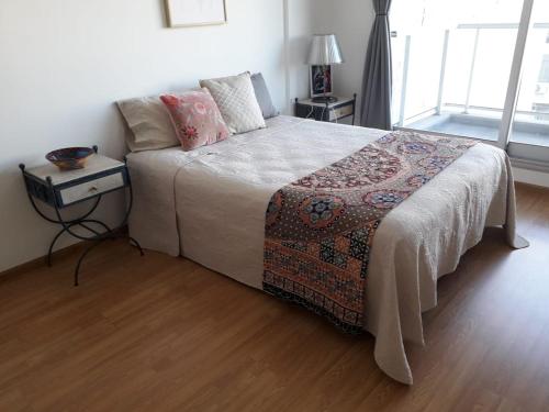 1 dormitorio con cama y mesita de noche con cama sidx sidx sidx sidx sidx sidx en Moderno San Telmo USD Blue en Buenos Aires