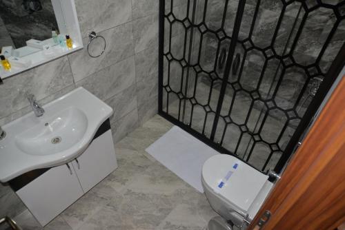 Un baño de TEVETOGLU HOTEL