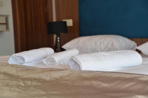 Una cama o camas en una habitación de TEVETOGLU HOTEL