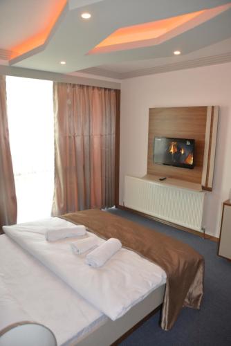 Una cama o camas en una habitación de TEVETOGLU HOTEL