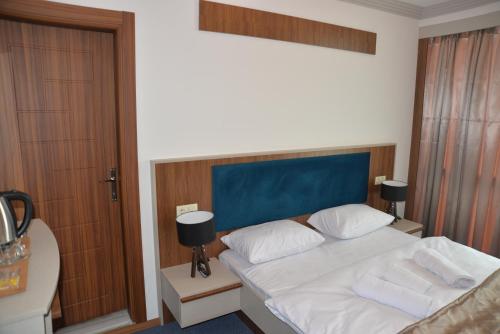 Una cama o camas en una habitación de TEVETOGLU HOTEL