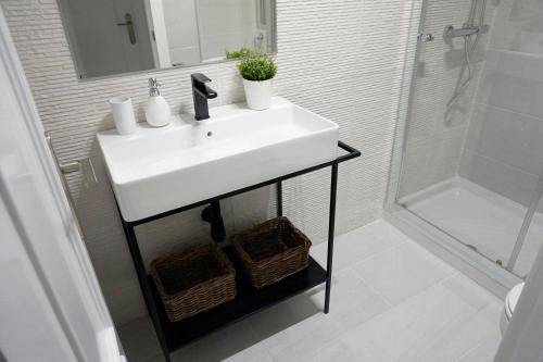 Ένα μπάνιο στο Ronda Chic Apartments - C/ Lauria - Centro ciudad