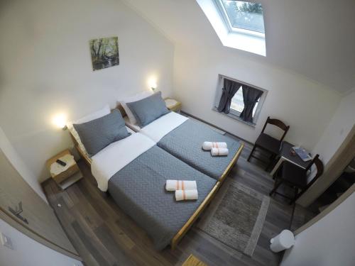 einen Blick über ein Schlafzimmer mit einem Bett in der Unterkunft Guest House Toic in Korenica