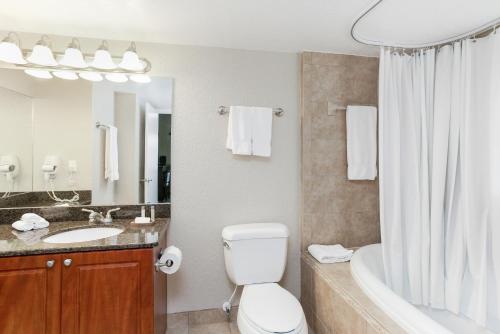 ein Badezimmer mit einem WC, einem Waschbecken und einer Badewanne in der Unterkunft Alhambra Villas in Kissimmee