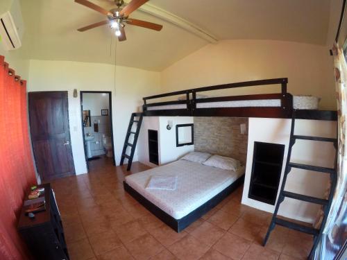 1 Schlafzimmer mit 2 Etagenbetten und einem Deckenventilator in der Unterkunft Pacheco Tours Beach Cabins in Drake