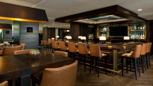 a bar in a restaurant with wooden tables and chairs at Stanford Court San Francisco in San Francisco
