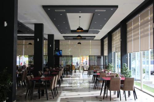 Hotel Auto Grill Roberti tesisinde bir restoran veya yemek mekanı