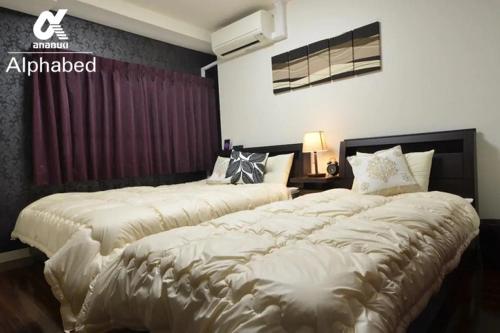 高松的住宿－Alphabed TakamatsuFurujinmachi 1002 / Vacation STAY 22011，卧室内两张并排的床