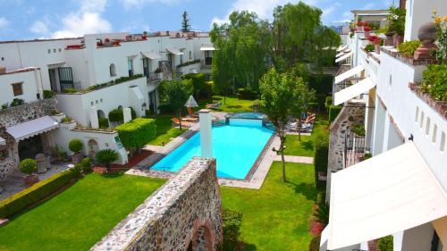 an aerial view of the courtyard of a house with a swimming pool at Doña Urraca Hotel & Spa in Querétaro