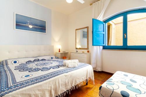 ジャルディーニ・ナクソスにあるCasa Azulのベッドルーム1室(ベッド1台、大きな窓付)
