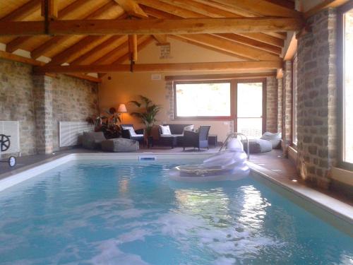 una gran piscina en una sala de estar con un tobogán de piscina en Trattoria Del Bivio, en Cerretto Langhe