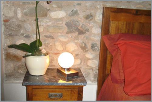eine Lampe auf einem Tisch mit einer Topfpflanze darauf in der Unterkunft B&B Corte Alfier in Mortegliano