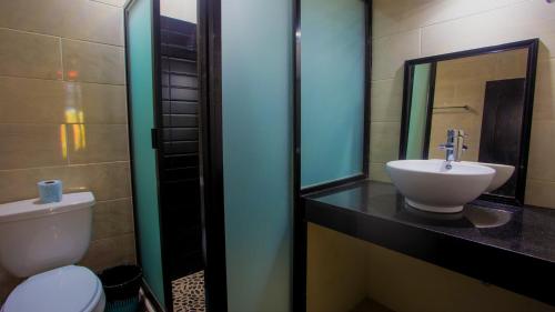 Bilik mandi di Bungalows Oasis