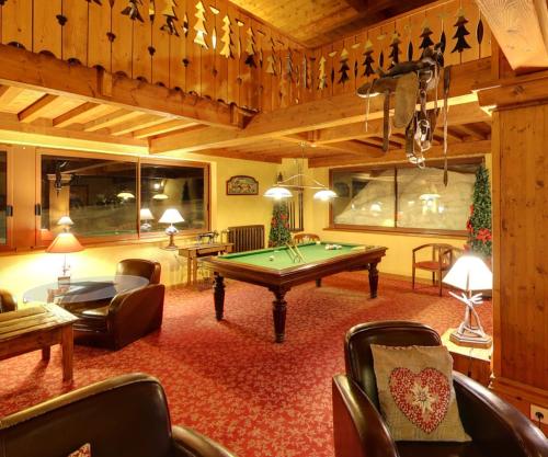 un soggiorno con tavolo da biliardo di Lautaret Lodge & Spa a Le Monêtier-les-Bains