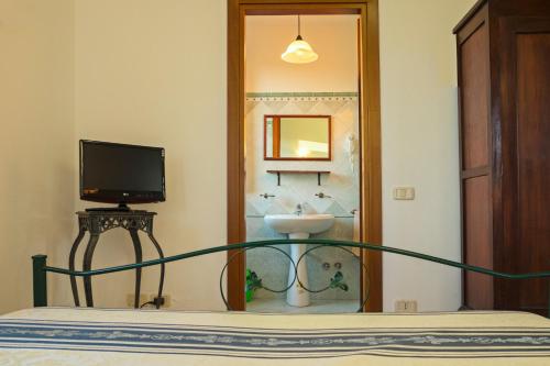 豐特博蘭達的住宿－I Leoncini，一间卧室配有床、水槽和镜子