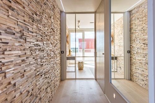 a hallway with a brick wall at Luxe apmt Zwembad Sauna op Duin aan Strand, registratie 17146E3088BEB97A4E16 in Cadzand-Bad