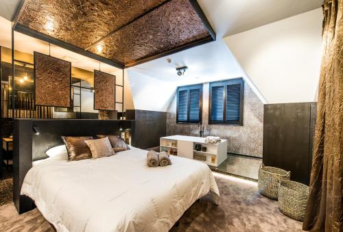 um quarto com uma cama grande e um lavatório em Luxe apmt Zwembad Sauna op Duin aan Strand, registratie 17146E3088BEB97A4E16 em Cadzand-Bad