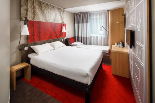 Una cama o camas en una habitación de ibis Glasgow City Centre – Sauchiehall St