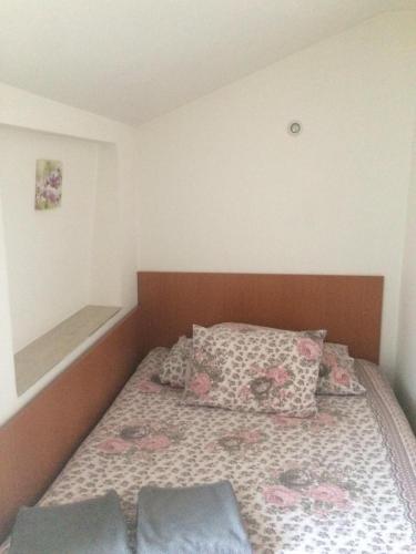 a small bedroom with a bed with flowers on it at Pensiunea Everest in Craiova