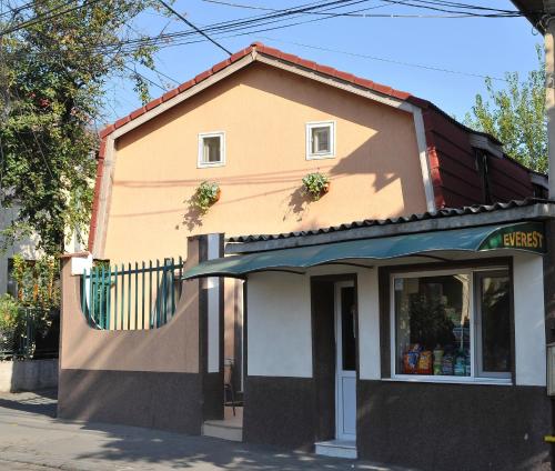 a small house on the side of a street at Pensiunea Everest in Craiova