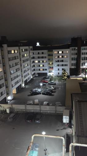 un parking avec des voitures garées devant un bâtiment dans l'établissement Heaven, à Pori