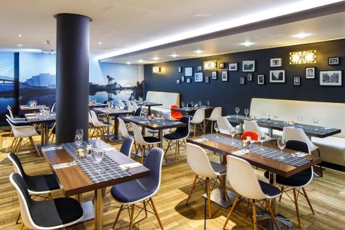 a restaurant with tables and chairs in a room at ibis Glasgow City Centre – Sauchiehall St in Glasgow
