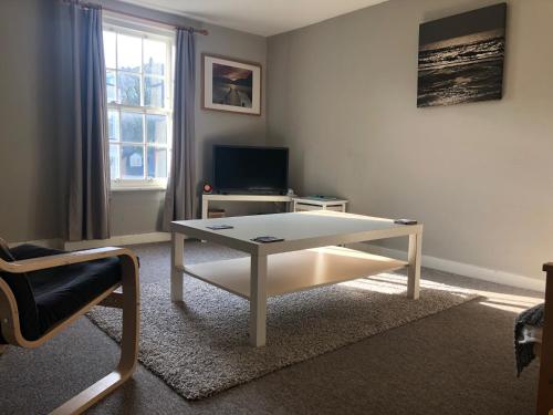TV a/nebo společenská místnost v ubytování Large central Falmouth apartment with views Top rated