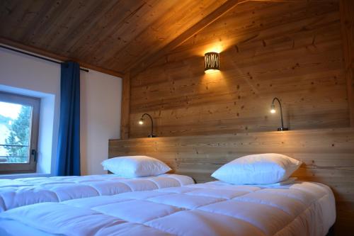 A bed or beds in a room at Chalet Nano