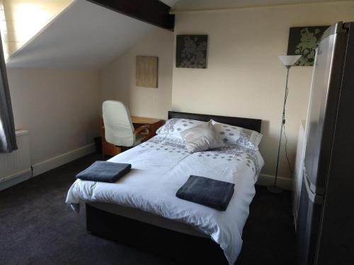 John St Town House - Self Catering - Guesthouse Style - Great Value Family and Double Rooms房間的床