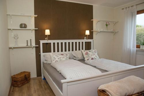 ein weißes Bett in einem Zimmer mit Fenster in der Unterkunft Landhotel Sonneneck - Breuna im Naturpark in Breuna