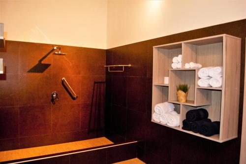 a bathroom with a shower and a toilet and towels at Colina de Montalva in Tarapoto