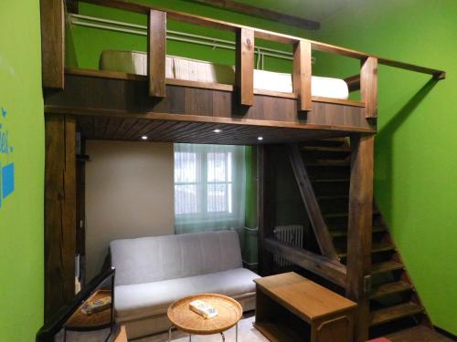 Körmend lakás emeletes ágyai egy szobában