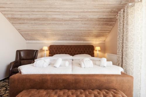 a bedroom with two beds with white pillows at Chalets CEDER 1 in Tatranská Lomnica