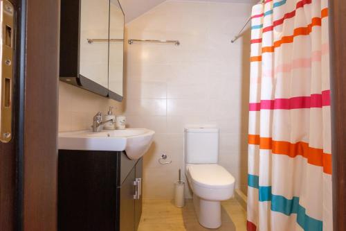 カラマタにあるAlmyros Aktis private garden apartmentの洗面台とトイレ付きの小さなバスルーム