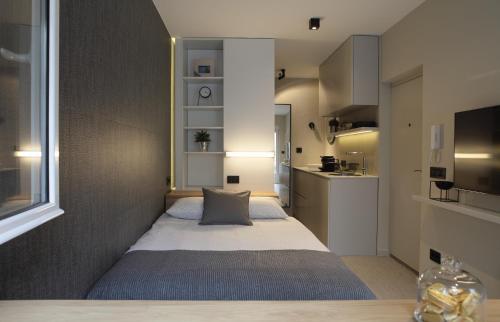 een kleine slaapkamer met een bed in een kamer bij Temple Apartments Belgrade in Belgrado