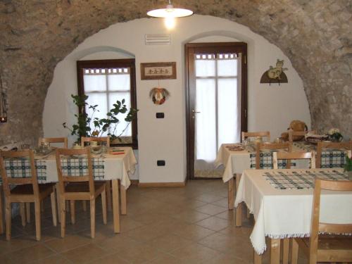 un comedor con mesas y sillas en un edificio en B&B Al Ghiro, en Villa Lagarina