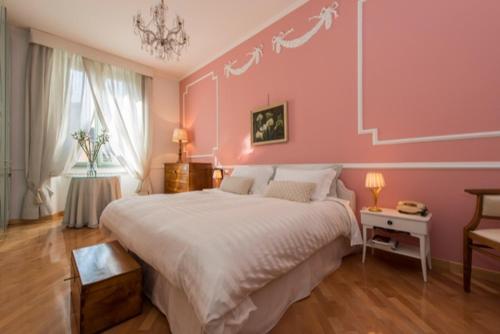 Letto o letti in una camera di Elegant bedroom in a relaxing apartment