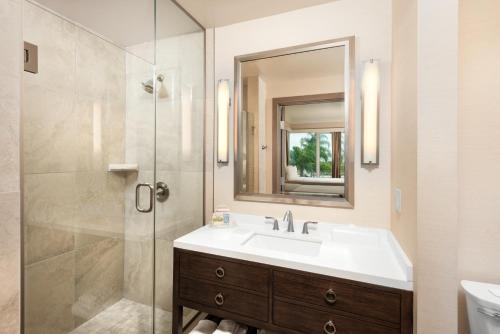 uma casa de banho com um lavatório e um chuveiro em Holiday Inn San Diego Bayside, an IHG Hotel em San Diego