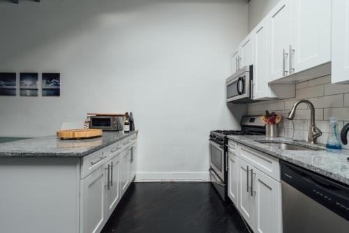 Una cocina o zona de cocina en The Havana Lofts