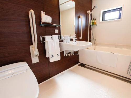 A bathroom at HOTEL LiVEMAX Osaka Dome Mae Hotel
